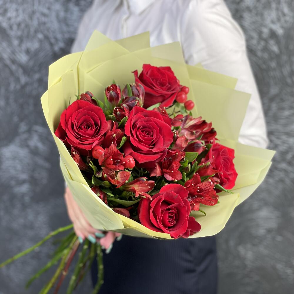 Букет «Бордо» – сочетание красных эквадорских роз и благородных альстромерий Феодосия Крым