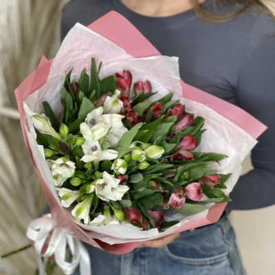 Букет «Люблю»– страсть и чистота в красно-белых альстромериях Феодосия Крым