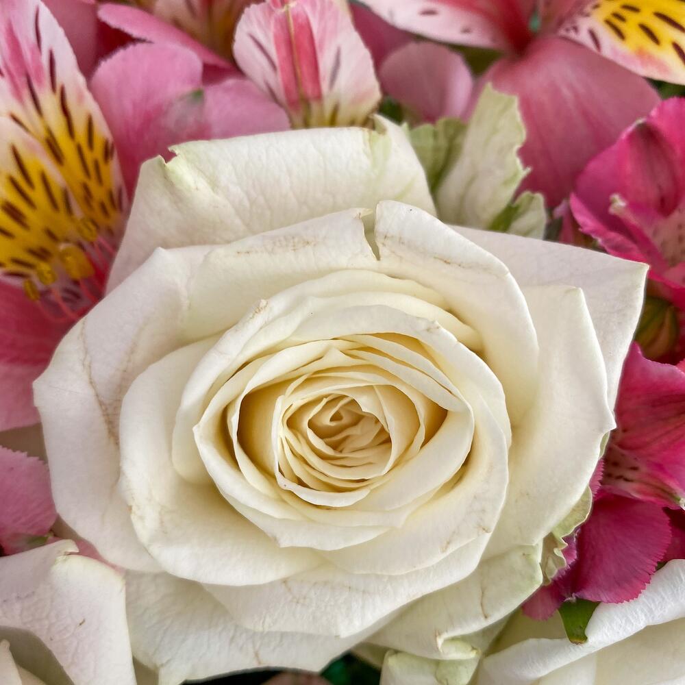 Букет «Николь» – изысканное сочетание роз, кустовых роз и альстромерий Феодосия Крым