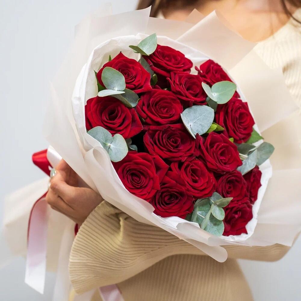 Элегантный букет из 15 красных роз с эвкалиптом – символ страсти и нежности Феодосия Крым