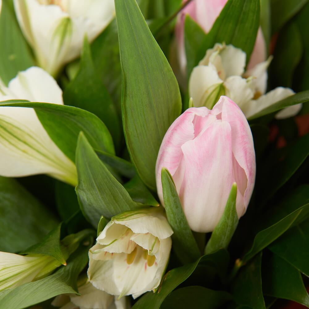 Букет «Первое свидание» розовых тюльпанов и белых альстромерий Феодосия Крым