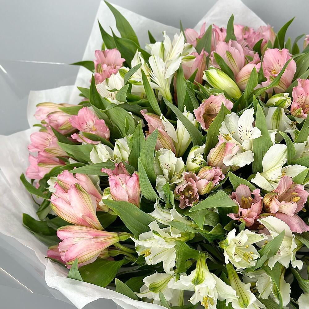 Букет «Гармония» – нежное сочетание белых и розовых альстромерий Феодосия Крым