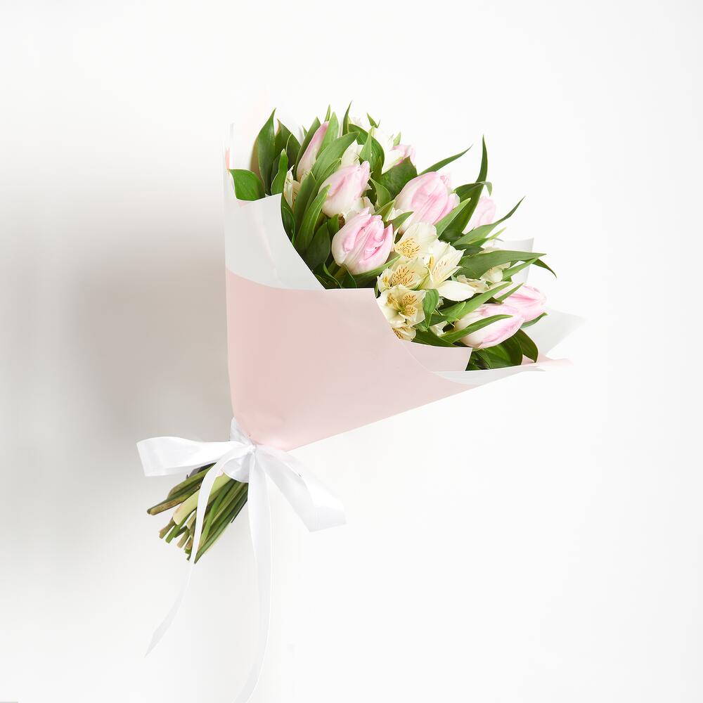 Букет «Первое свидание» розовых тюльпанов и белых альстромерий Феодосия Крым