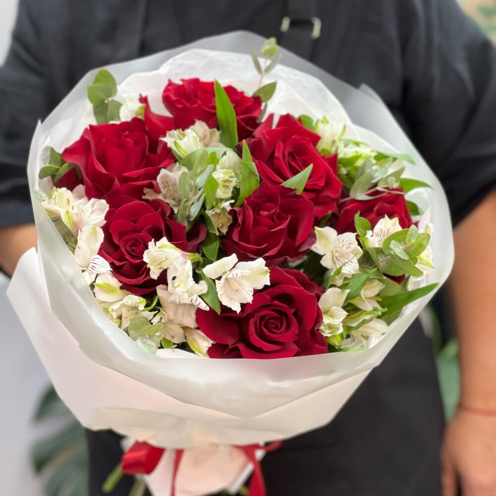 Букет «Любимой» – 7 эквадорских роз и белых альстромерий Феодосия Крым