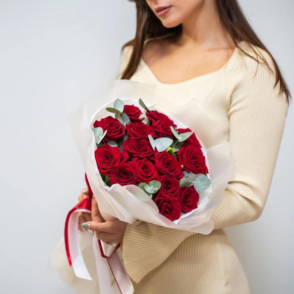 Элегантный букет из 15 красных роз с эвкалиптом – символ страсти и нежности Феодосия Крым