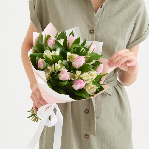 Букет «Первое свидание» розовых тюльпанов и белых альстромерий Феодосия Крым