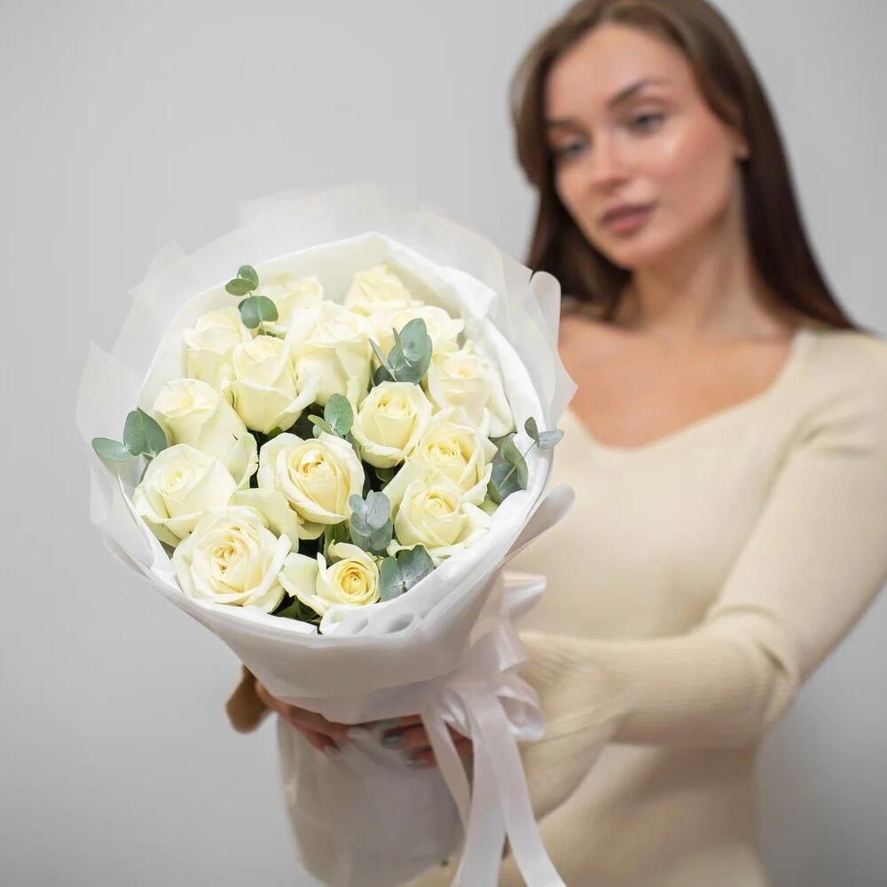 Букет из 15 белых роз с эвкалиптом – чистота и изысканность Феодосия Крым