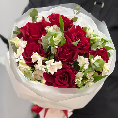 Букет «Любимой» – 7 эквадорских роз и белых альстромерий Феодосия Крым