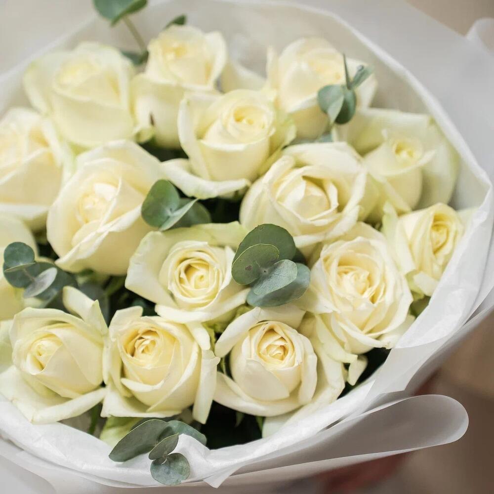 Букет из 15 белых роз с эвкалиптом – чистота и изысканность Феодосия Крым