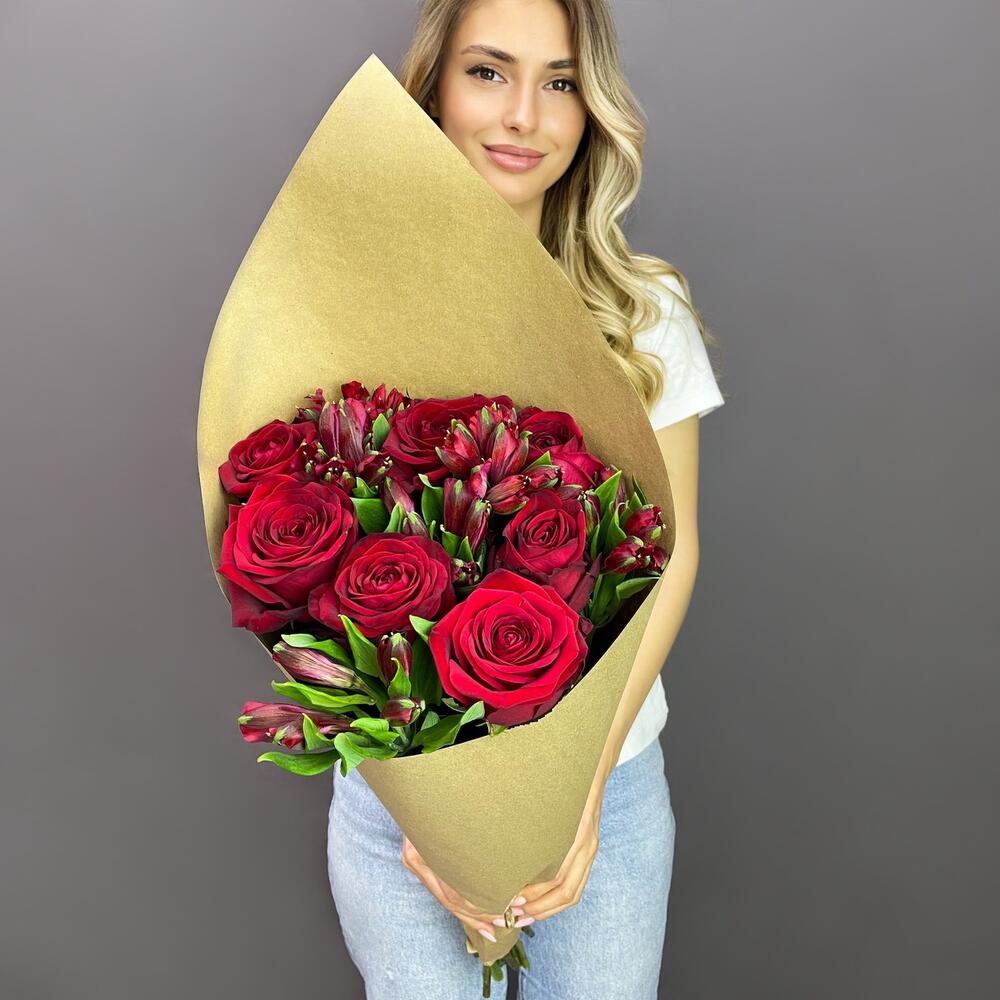 Букет «Страсть» – гармония красных роз и нежных альстромерий Феодосия Крым