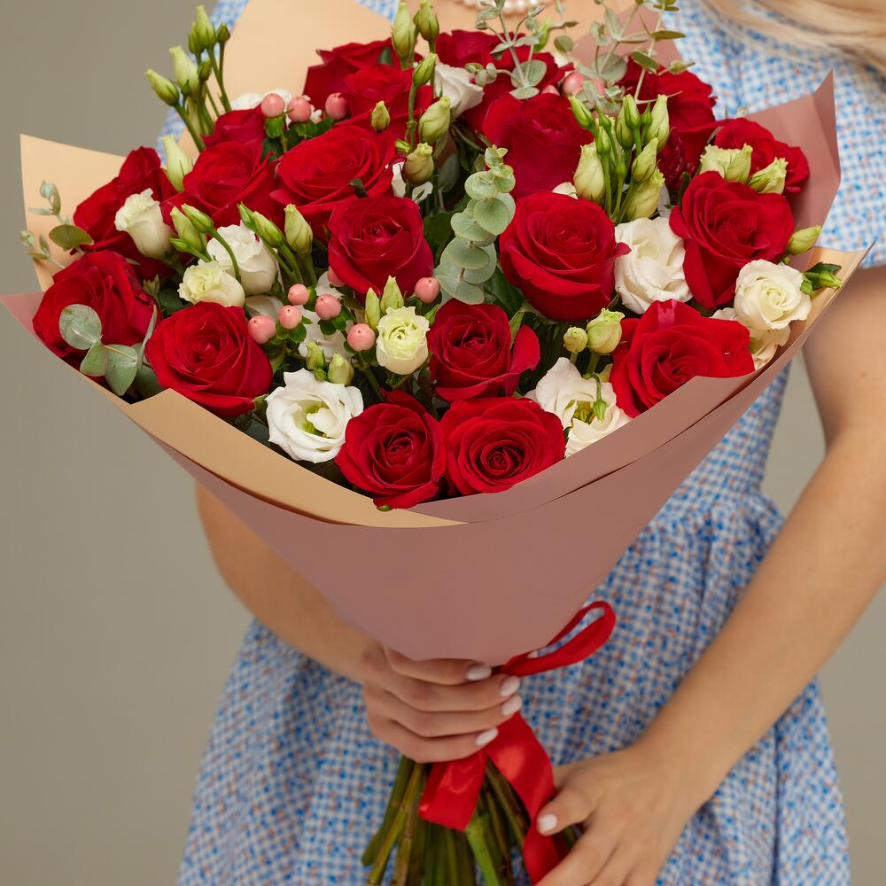 Роскошный букет для любимой женщины – 21 эквадорская роза и эустома Феодосия Крым