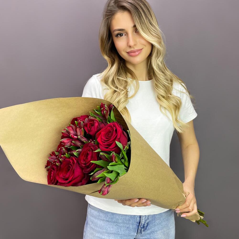 Букет «Страсть» – гармония красных роз и нежных альстромерий Феодосия Крым