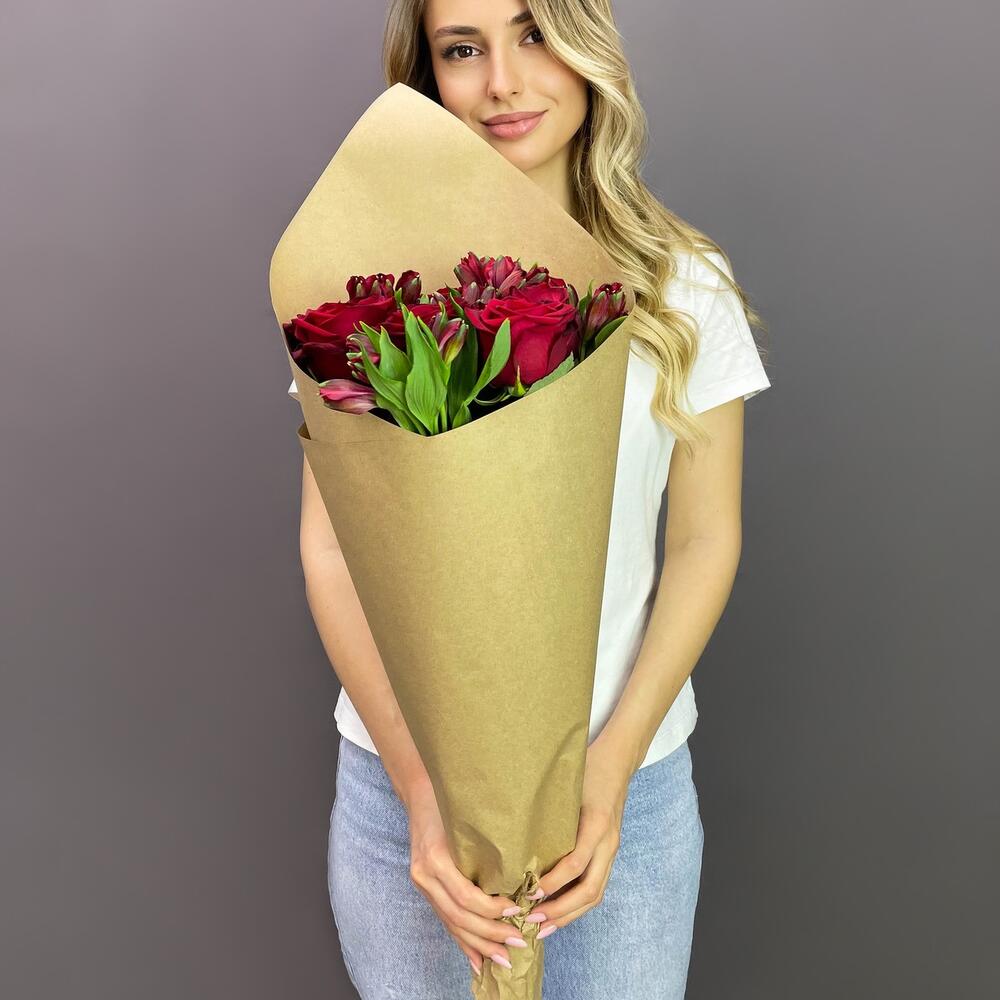 Букет «Страсть» – гармония красных роз и нежных альстромерий Феодосия Крым