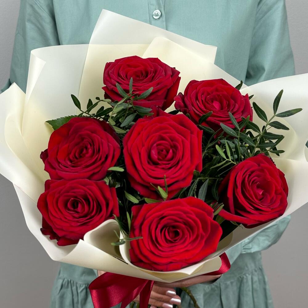 Букет «Гранатовый» из красных роз в роскошной упаковке Феодосия Крым