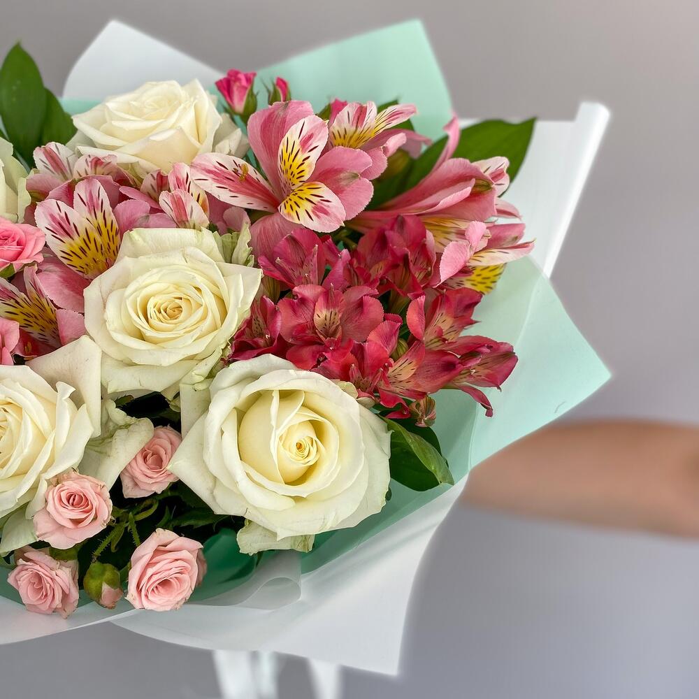 Букет «Николь» – изысканное сочетание роз, кустовых роз и альстромерий Феодосия Крым