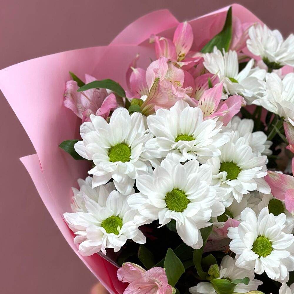 Букет «Поцелуй бабочки» нежность белых хризантем и розовых альстромерий Феодосия Крым