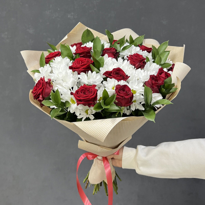 Букет «Романтика» — гармония красных роз и белоснежных хризантем Феодосия Крым
