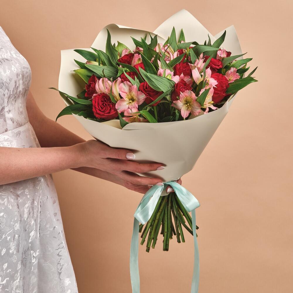 Букет «Нежность слов» — гармония красных роз и нежных альстромерий Феодосия Крым