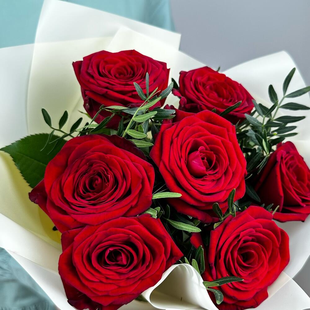 Букет «Гранатовый» из красных роз в роскошной упаковке Феодосия Крым