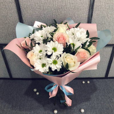 Букет из свежих роз и белых хризантем – гармония нежности и чистоты Феодосия Крым