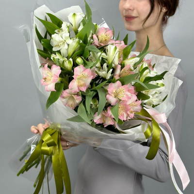 Букет «Нежность» – трогательное сочетание белых и розовых альстромерий Феодосия Крым