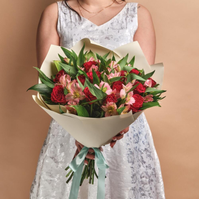 Букет «Нежность слов» — гармония красных роз и нежных альстромерий Феодосия Крым