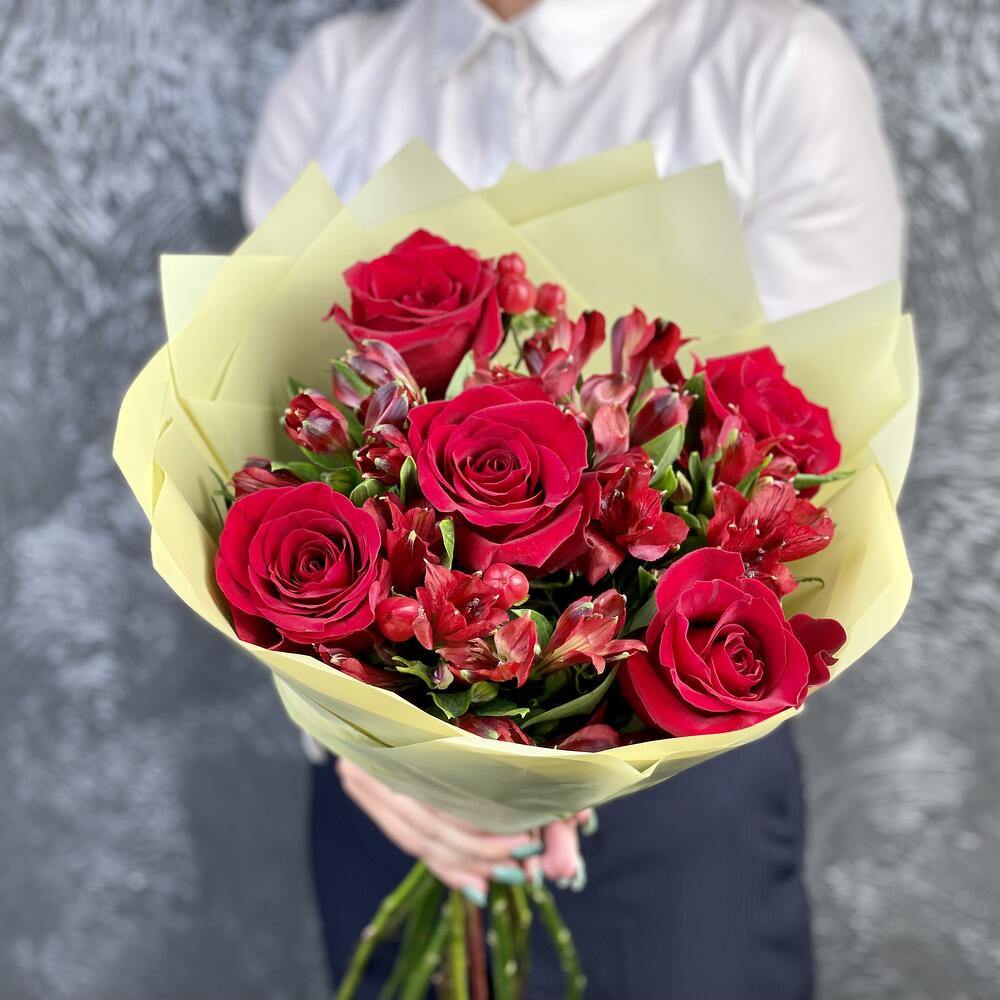 Букет «Бордо» – сочетание красных эквадорских роз и благородных альстромерий Феодосия Крым