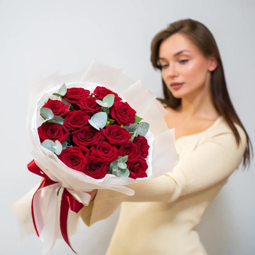 Элегантный букет из 15 красных роз с эвкалиптом – символ страсти и нежности Феодосия Крым