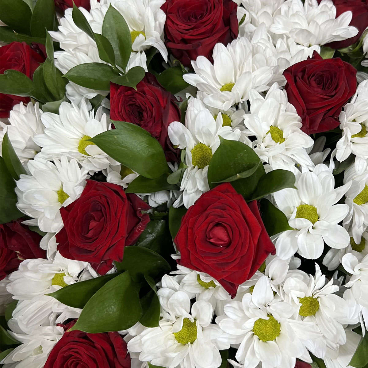 Букет «Романтика» — гармония красных роз и белоснежных хризантем Феодосия Крым