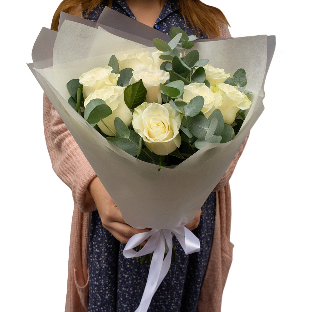 Элегантный букет из 9 белых роз с эвкалиптом – воплощение совершенства Феодосия Крым