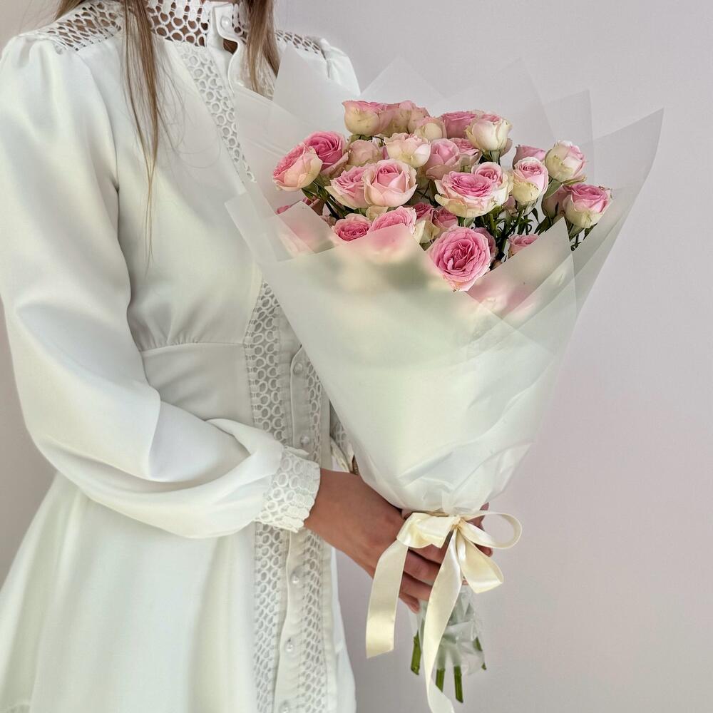 Букет «Нежный аромат» – пышные розовые кустовые розы в элегантной упаковке Феодосия Крым