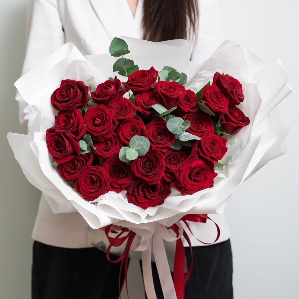 Роскошный букет из 25 красных роз с эвкалиптом – королевский подарок  Феодосия Крым